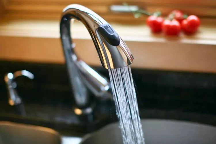 Moen kitchen faucet stuck in spray mode
